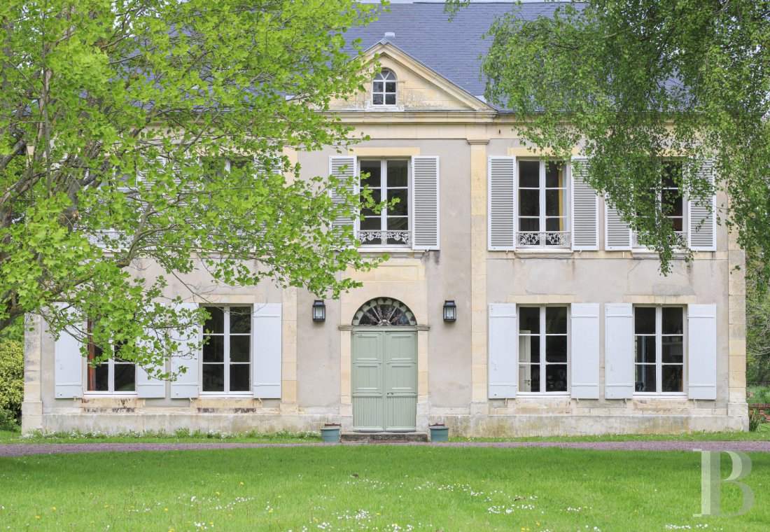 En Normandie, dans le pays d’Auge, une maison du 19e siècle bordée de douves - photo  n°9